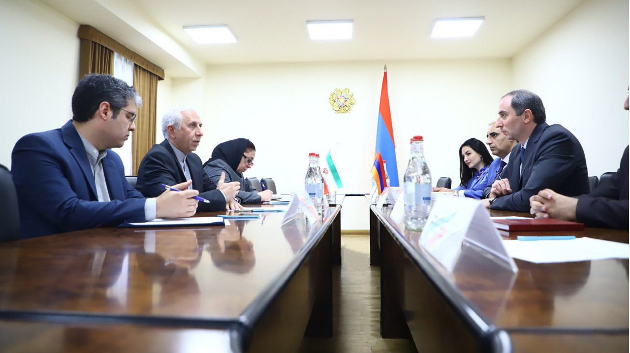 Նախարար Ռոբերտ Խաչատրյանն ընդունել է Իրանի դեսպան Աբբաս Բադախշան Զոհուրիին