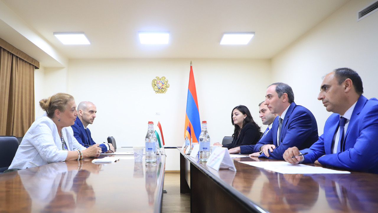 Նախարար Ռոբերտ Խաչատրյանն ընդունել է Հունգարիայի դեսպանին