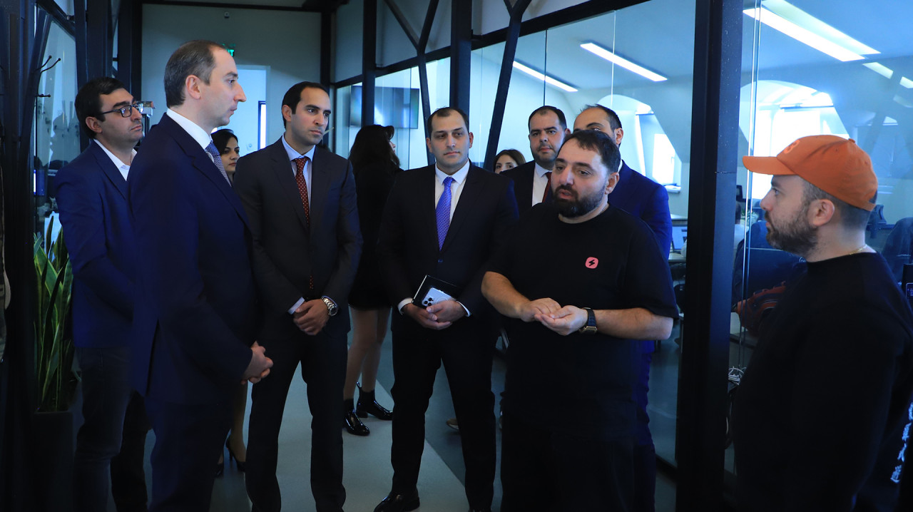 Նախարար Ռոբերտ Խաչատրյանն այցելել է «ՍոֆթԿոնստրակտ» ընկերություն
