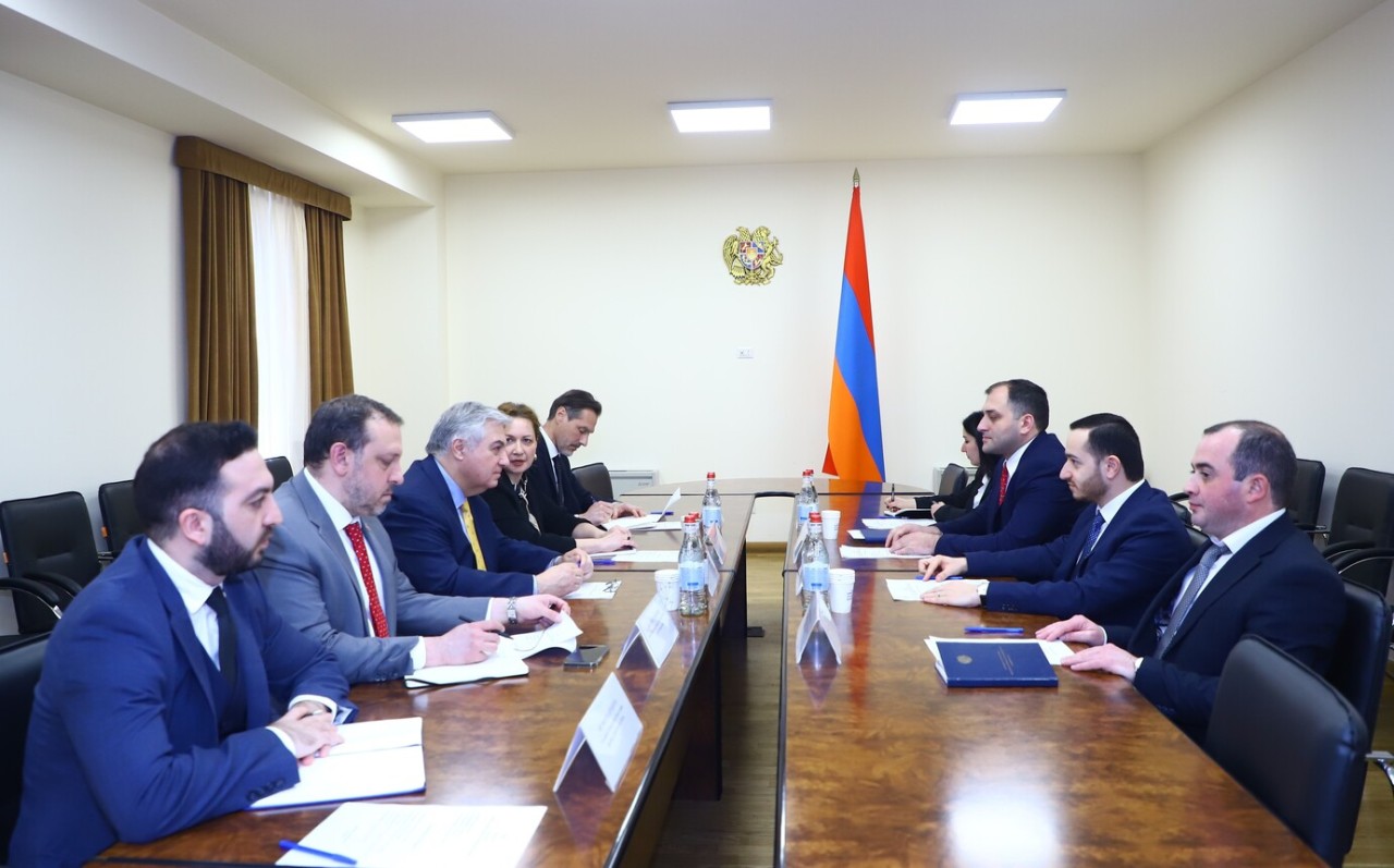 Նախարար Մխիթար Հայրապետյանն ընդունել է ԱՄՆ ՄԶԳ հայաստանյան առաքելության տնօրեն Ջոն Ալելոնին