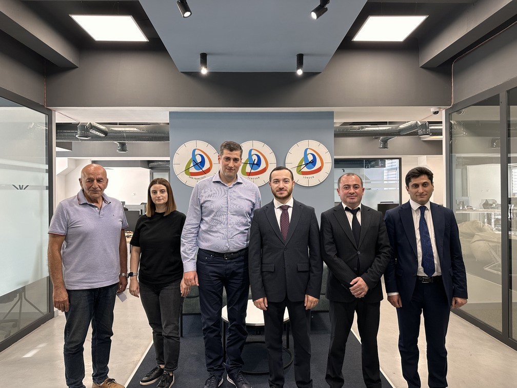 Ընկերություններ այցն օգնում է ձեռքը ոլորտի զարկերակին պահել. Մխիթար Հայրապետյանն այս անգամ այցելել է Grid Dynamics -ի հայաստանյան  գրասենյակ