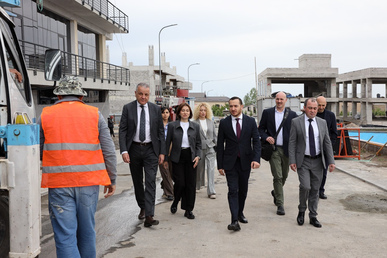 ՀՀ ԲՏԱ նախարար Մխիթար Հայրապետյանը Հայաստանում ԵՄ դեսպան Վասիլիս Մարագոսի հետ այցելել է «Ինժեներական քաղաք»