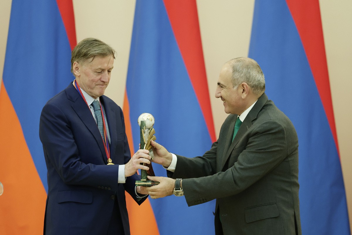 Վարչապետը բարձր տեխնոլոգիաների ոլորտում համաշխարհային ներդրման համար ՀՀ պետական մրցանակը հանձնել է Վինսենթ Ռոշին