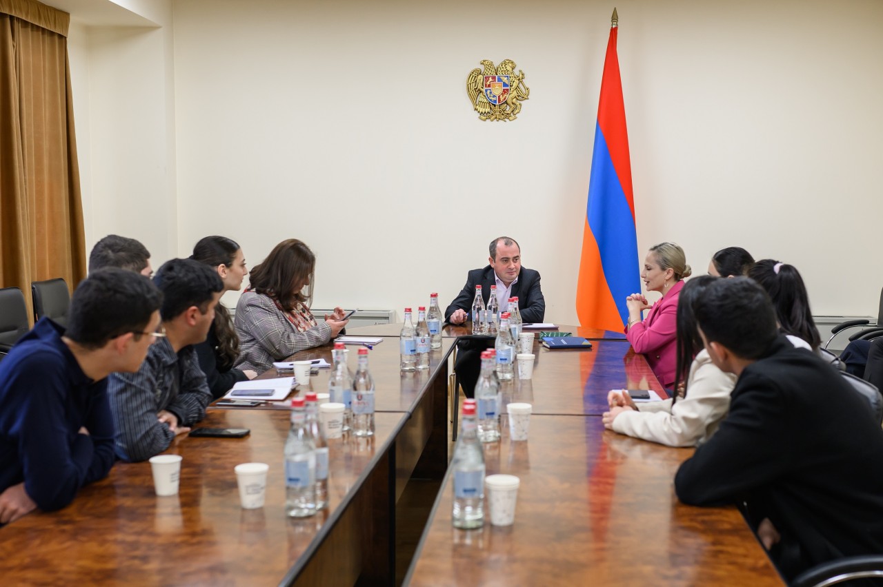 Ռուբեն Սիմոնյանը հանդիպել է «Դիմակայունության դպրոց» ծրագրի մասնակիցներին